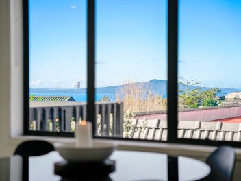 Newly Renovated Coastal Luxury & Rangitoto Views