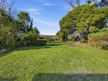 Unlock the Potential on 926m² with Water Views