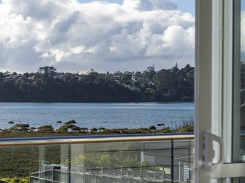 Sea Views, Corner Situated & Dual Masters