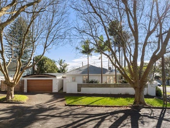 North-Facing 486 m² Corner Site by Cox's Bay