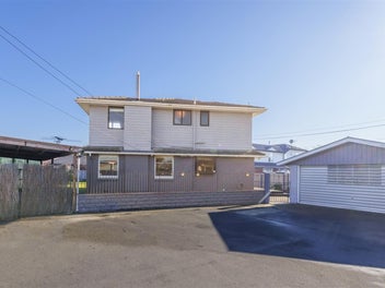 Substantial Home - Oversized Garage on 905m²