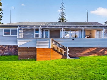 SEA VIEWS. SINGLE LEVEL. SCHOOL ZONES.