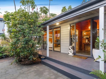Natural Warmth, Privacy and Potential On 810m2