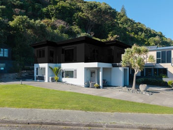 Beachfront Apartment- Something Special