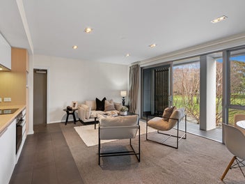 Sunny Elevated Apartment in Unbeatable Location