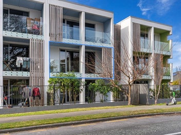 Sunny Elevated Apartment in Unbeatable Location