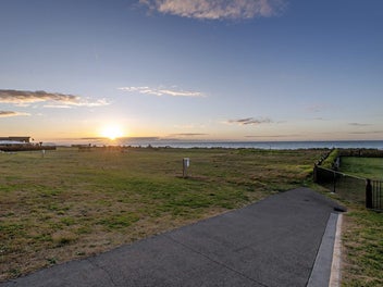 Absolute Beachfront - Your Slice of Paradise
