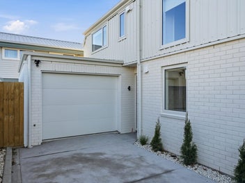 900m to Te Kaha Stadium - With Office!