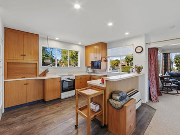 Reno potential + Huge garage + Workshop