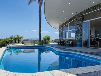 DESIGN MEETS SUBTROPICAL BEACH LIFE - 2 TITLES