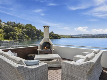 REFINED WATERFRONT LIVING - RV $1,490,000