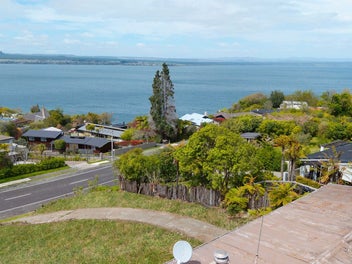 Prime rebuild opportunity in Acacia Bay