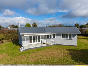 New Roof - Polished Floors - 1,002m² Freehold