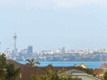 Spacious, Elevated Views & Genuine Granny