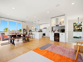 Spacious, Elevated Views & Genuine Granny