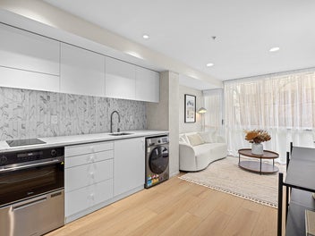 Boutique Living Beside Albert Park!
