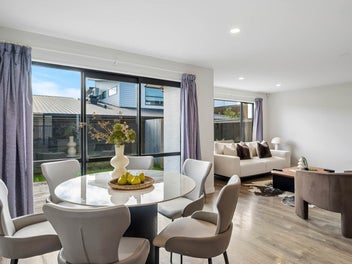 Freehold 4-Bedroom Family Home in Prime Silverdale
