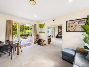 Wonderful Woodfern - Family Living!