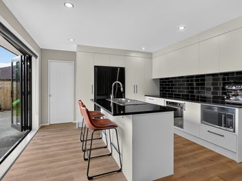 4 Bed + Office - Hill School Zone