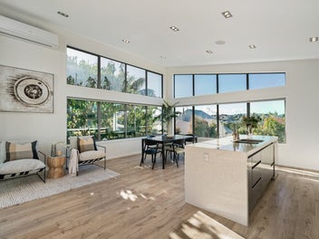 Freehold modern family living minus the upkeep