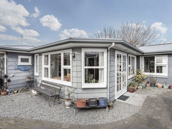 Coastal Charm & Enchanting Gardens