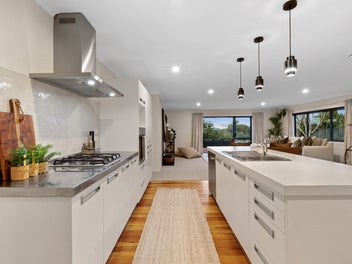 MODERN FAMILY LIVING WITH SPACE