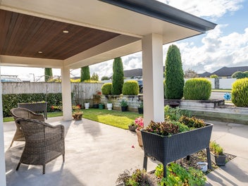 Modern Family Living in Prestigious Oak Ridge