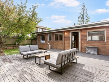 FREESTANDING PERFECT FIRST HOME!