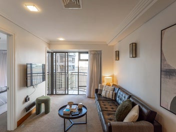 Perfect City Nest: Freehold, Fabulous & Walkable!