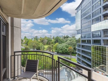 Perfect City Nest: Freehold, Fabulous & Walkable!