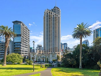 Perfect City Nest: Freehold, Fabulous & Walkable!
