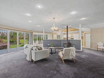 Private Paradise, Town Convenience