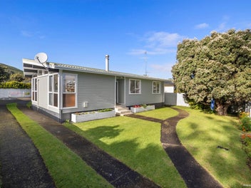 Sunny Family Living with Views of Mangere Mountain