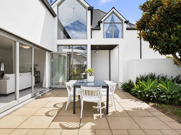 Solid masonry. Timeless design. Blue-chip position