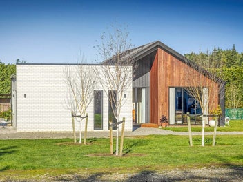 Contemporary Living, Enviable Location
