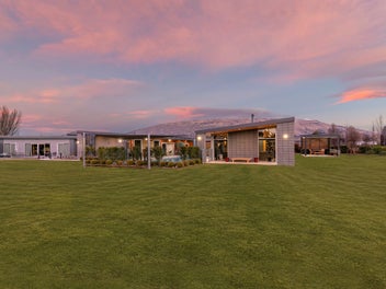 Mountain View Prestige - Poolside Entertaining