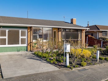 Opportunity for a savvy buyer - must be sold