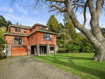 First time on the Market: 5-Bedroom Executive Home