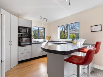 Immaculate Family Living & Great Outdoor Appeal