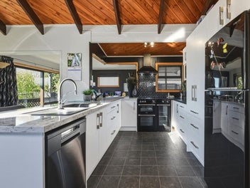 Sun-soaked family living with great garaging