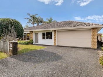 Easy Living On The Flat In Orewa!