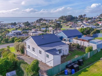 Spacious Family Home With Harbour Views !