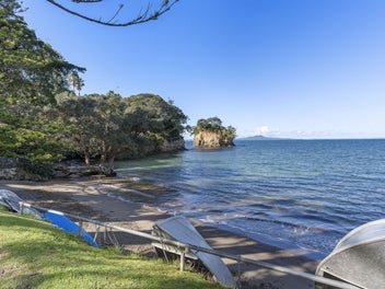 Space, Privacy & Quality Near Waiake Beach