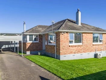 Tidy three bedroom house opposite Park/ Reserve