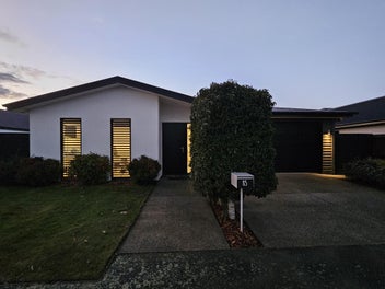 SPACIOUS AND SUNNY, EVERYTHING YOU NEED AND MORE!