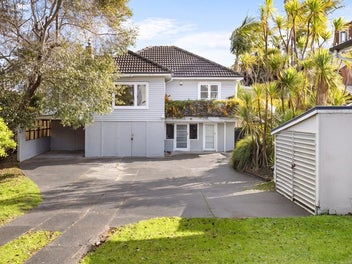 809m2 - develop now or landbank