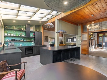 264m2 Lifestyle Sanctuary - Easy Reach to Palmy!
