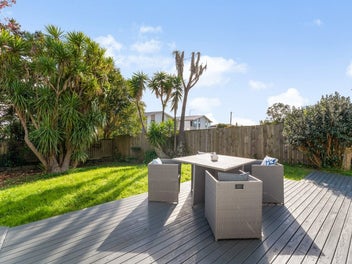 Cosy Family Home with Private Backyard
