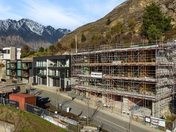 Lake Edge Apartments in Kelvin Heights