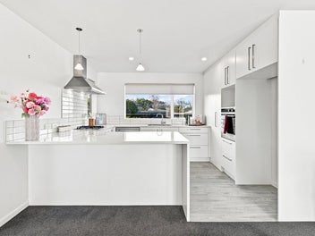 * UNDER OFFER * Exceptional Space meets Exceptiona